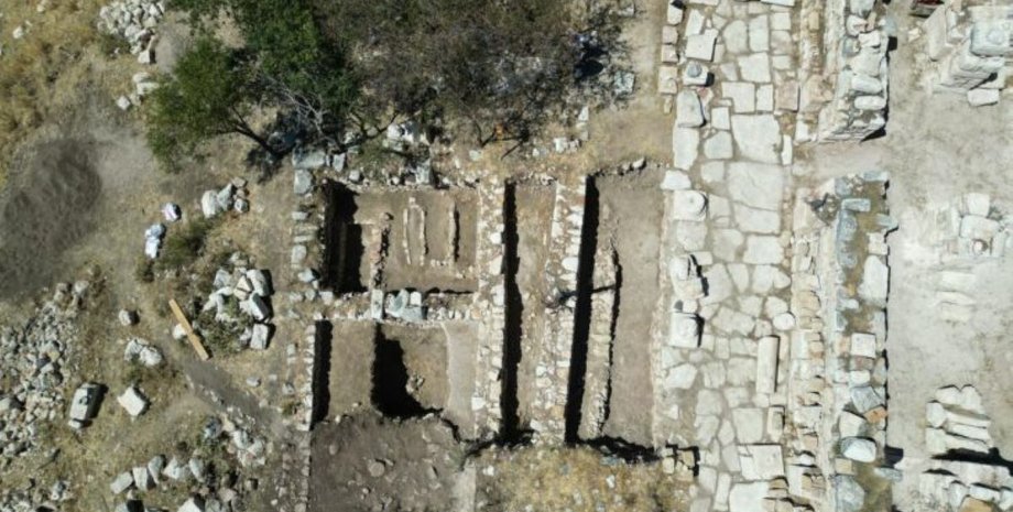 Археологи обнаружили 2200-летнюю кладовую и столовую в древнем городе