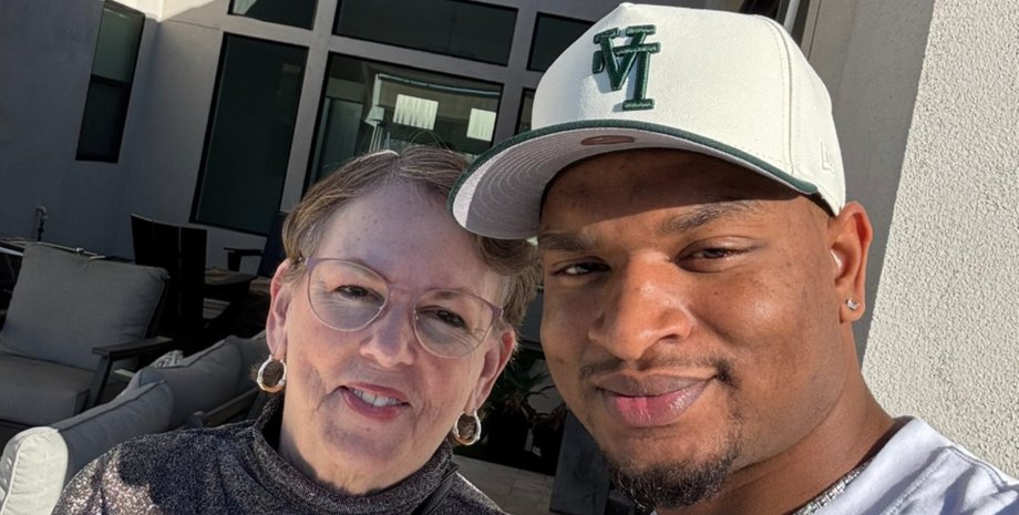 Ванда Денч и Джамал Хинтон улыбаются на совместном фото спустя десять лет после случайного приглашения на ужин в День благодарения