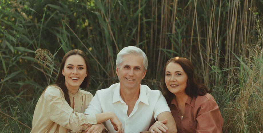 Юлія Саніна з батьками, Юлія Саніна пісні, Юлія Саніна група, Юлія Саніна голос країни, Юлія Саніна вік