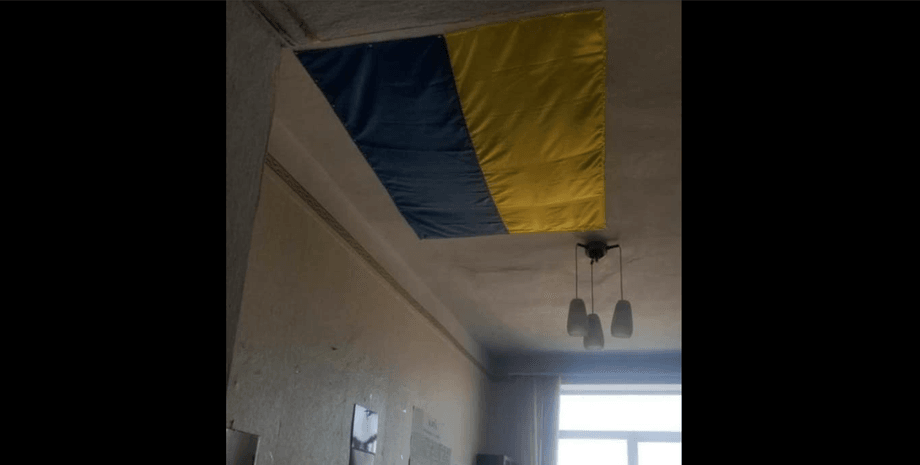 Миколаївська РДА, дірку в стелі закрили прапором України