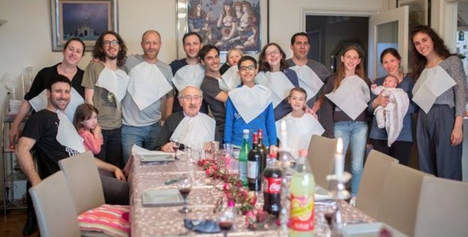 В центре Анри Кичка, в окружении своей семьи. Фото: COURTESY OF KICHKA FAMILY