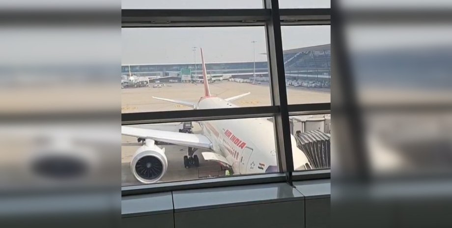 Літак Air India за кілька годин до катастрофи Пасажир попереднього рейсу Boeing 787 Drealiner розповів про проблеми в салоні під час польоту