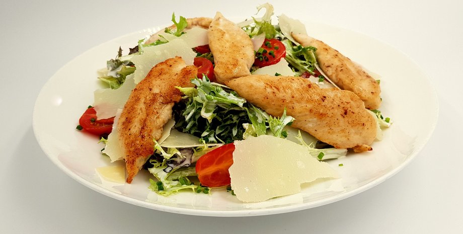 салат Цезарь, рецепты салата Цезарь, классический Цезарь, Цезарь с лобстером, Цезарь с хрустящим песочным печеньем