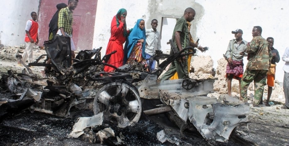 На месте взрыва в Могадишу / Фото: aljazeera.com