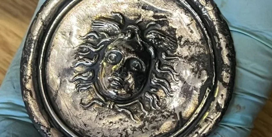 находка, баня, Адрианов Вал, археологи, волонтеры, раскопки, серебро, Медуза, исследования, форт, римский форт, постройки, дорога, артефакты, украшение