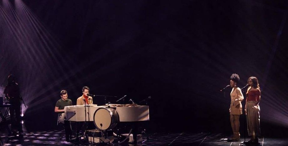 Фото: facebook.com/brunettesshootblondes