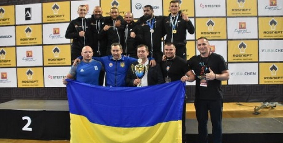 спортсмены с флагом Украины