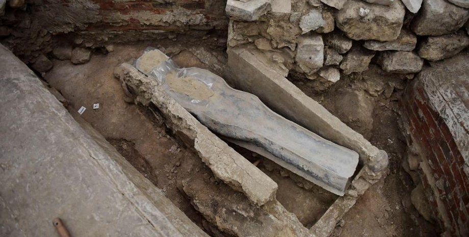 свинцовый саркофаг, раскопки, камни, фото