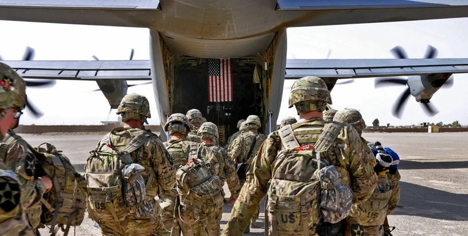 Американські військові сідають на транспортний літак