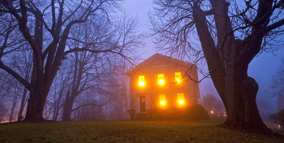 Старинный дом, необъяснимые события, жуткие вещи, странные вещи в доме, исчезают вещи с дома, слышно шум, сами открываются двери, включаются электрические приборы