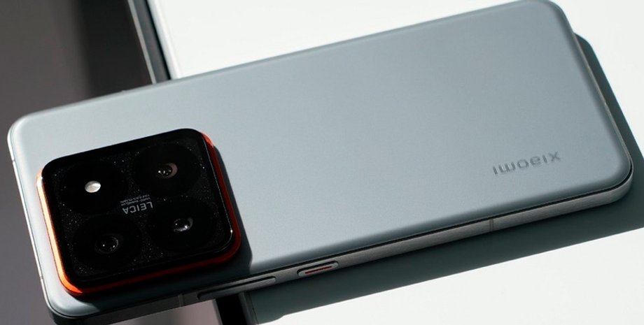 Смартфон Xiaomi 15 на столе