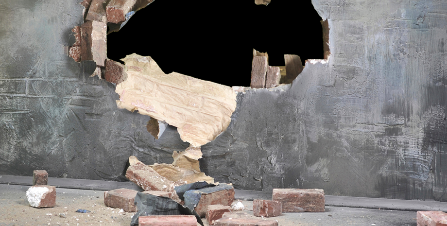 Разрушенная стена Разрушенная стена, скрытая комната, комната с секретом, мужчина нашел тайную комнату в доме, комната спрятанная за стеной