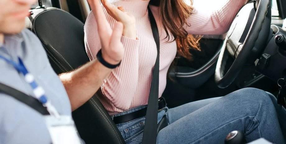 Мужчина и женщина в машине