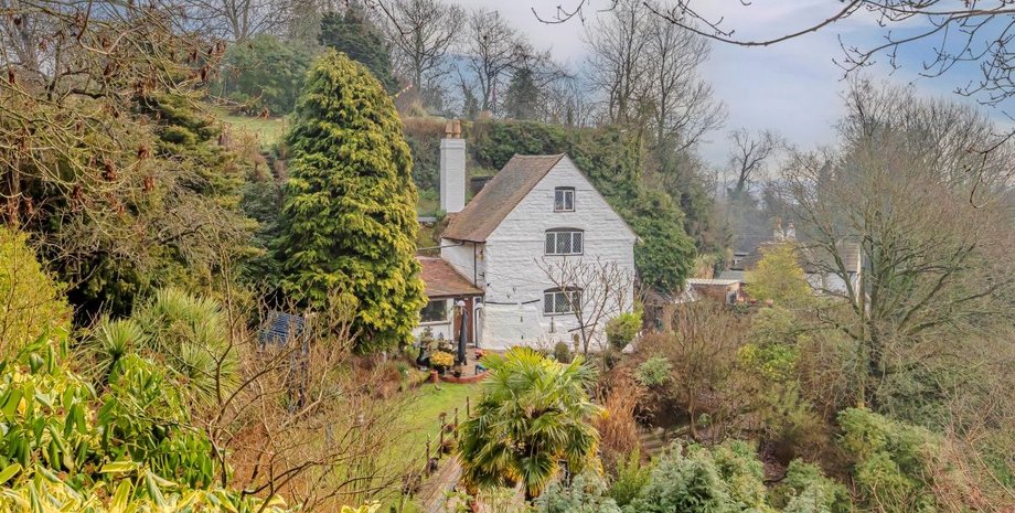 будинок у печері Rock Cottage