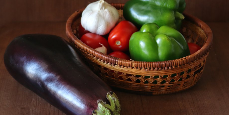 заготовки на зиму, зимовий салат, баклажан, болгарський перець, помідор, часник
