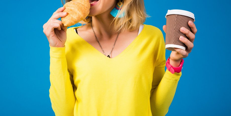 Дівчина тримає пончик і листя салату