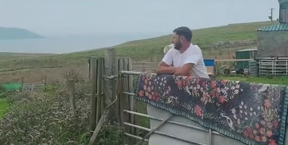 Чоловік в селі Родина переїхала в село