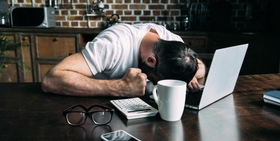 Мужчина с ноутбуком Мужчина сидит с ноутбуком