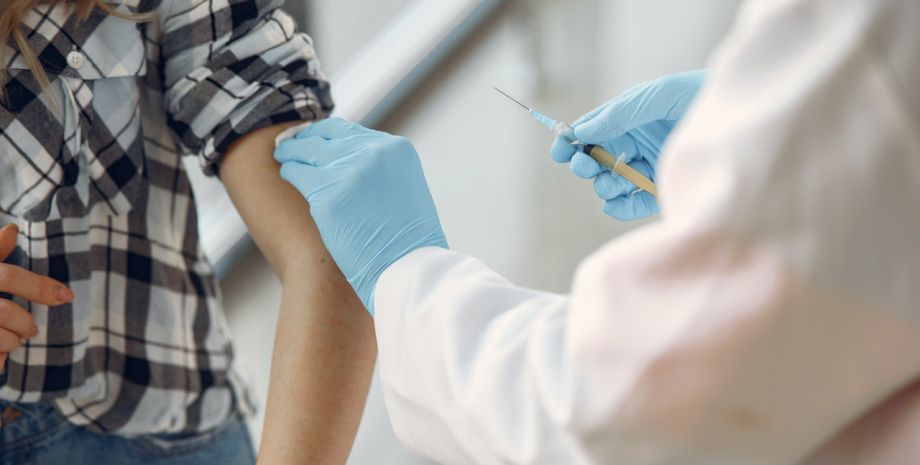 девушке делают инъекцию врач, девушка, укол