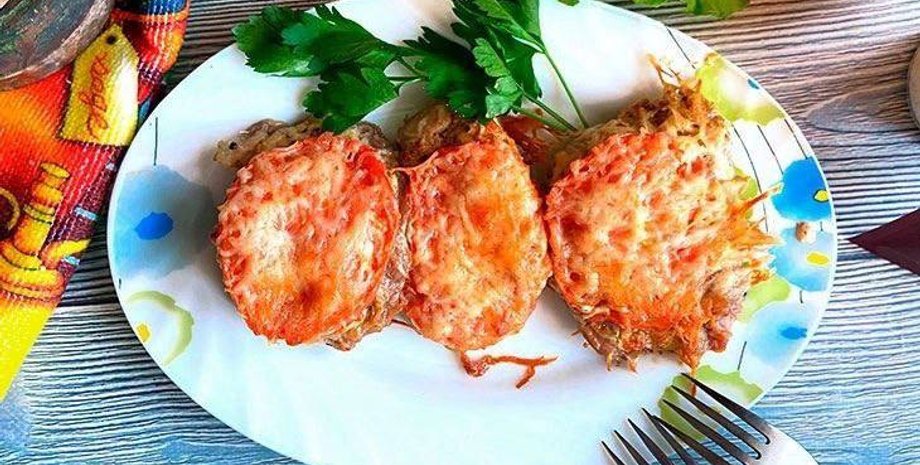 стейки з помідорами та сиром