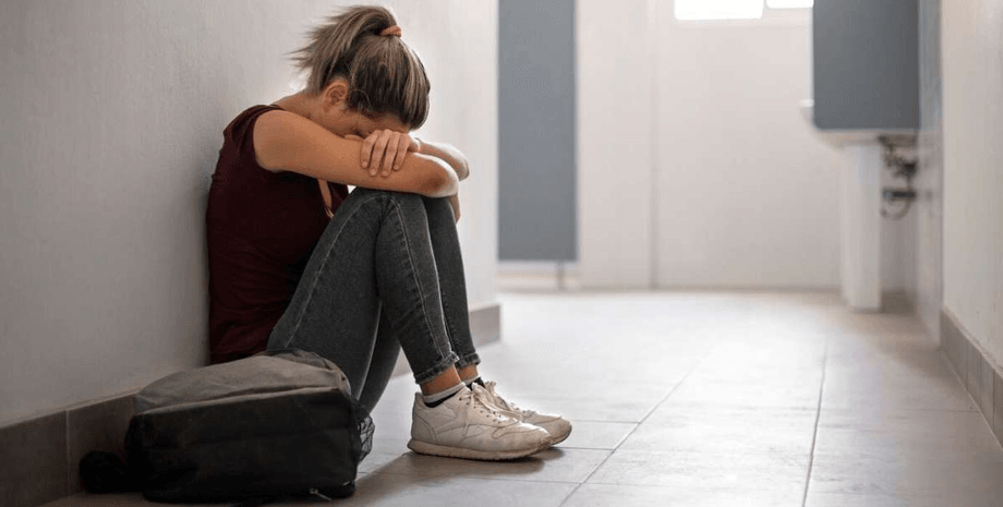 Сумна дівчина, подруга по листуванню, подруга виявилася чоловіком, шахрай, спілкувався з дитиною, засуджений злочинець, жінка здригнулася