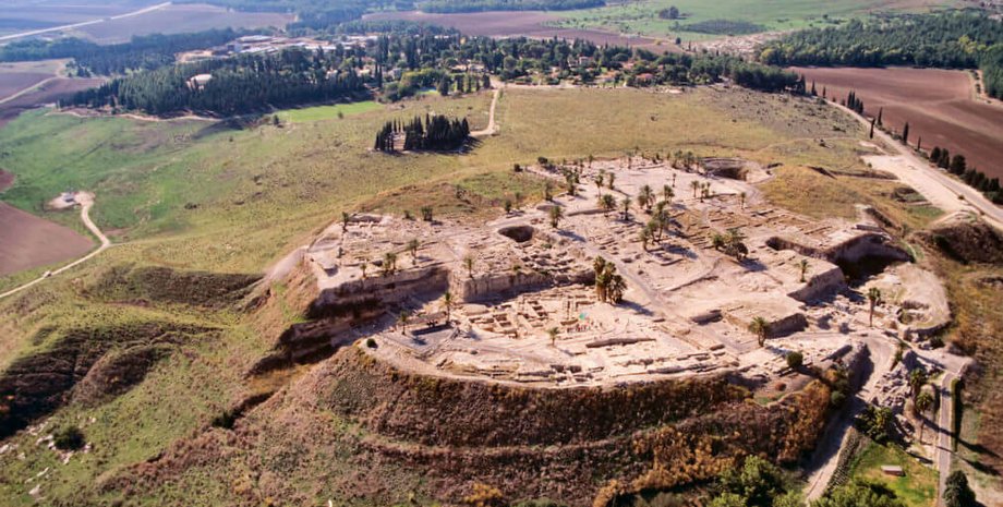 Мегиддо, Армагеддон, шестое массовое вымирание, библейское место, археологическая памятка, Тель-Мегиддо, Всемирное наследие ЮНЕСКО, древний город, фараон Тутмос III, царь Соломон, Джеймс Михенер, неолитические времена
