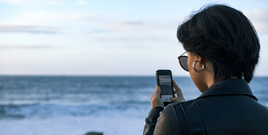 людина з телефоном де зберігати смартфон на пляжі