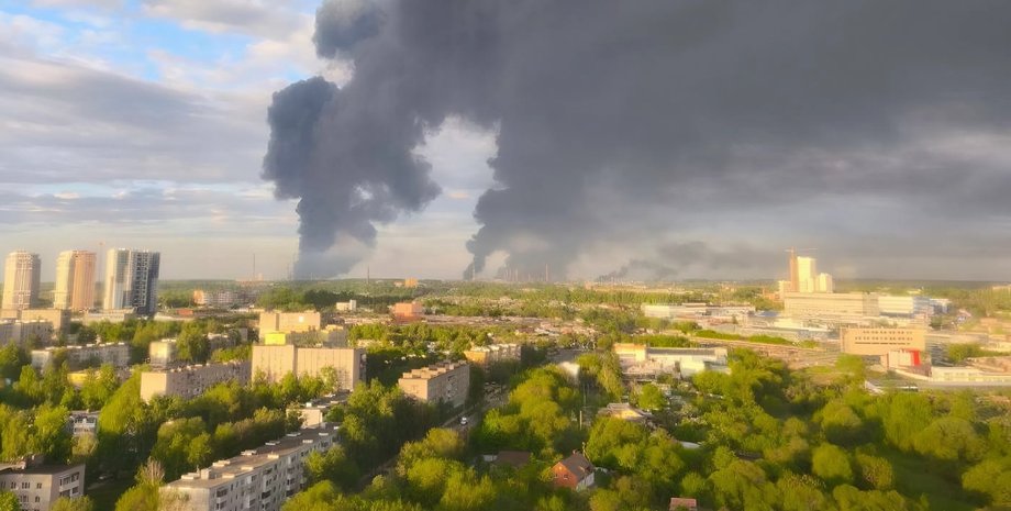 фото диму над Рязанським НПЗ 15 травня