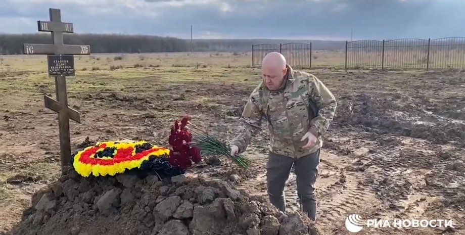 Евгений Пригожин у могилы "вагнеровца"