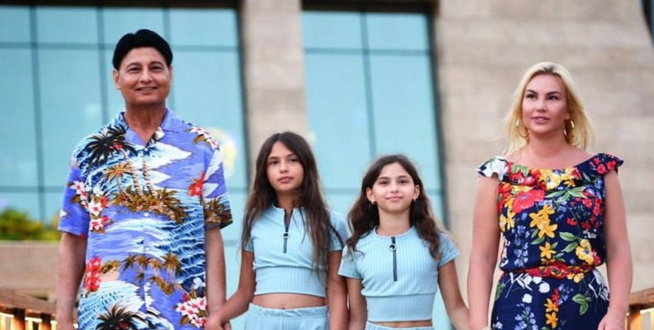 Камалія з колишнім чоловіком Захуром та доньками камалія показала підрослих доньок