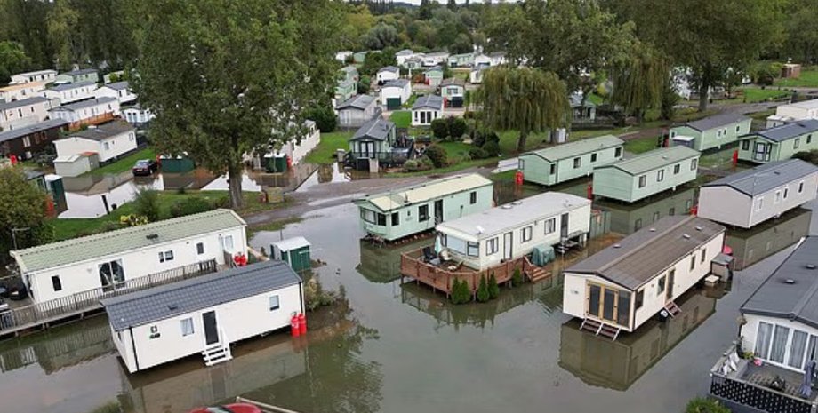 Вместо мечты они получили "заброшенные дебри" с мачете-головорезами и наводнениями