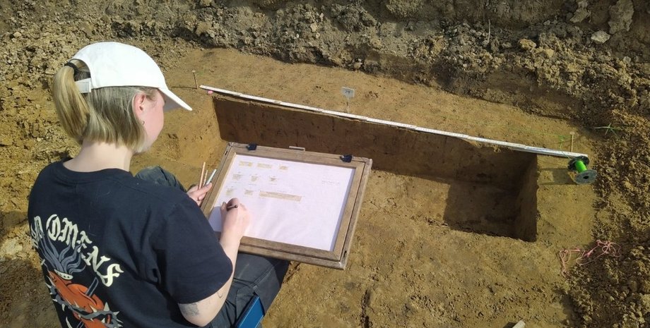 археология, археологи, Германия, раскопки, средневековье, Латенская культура, железный век, усадьба, дом, находка, колодец, жилье, захоронение, кремация, костер, могила