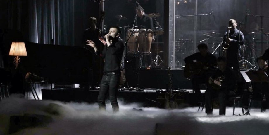 Святослав Вакарчук во время концерта "ВночІ". Фото со страницы группы в ВК