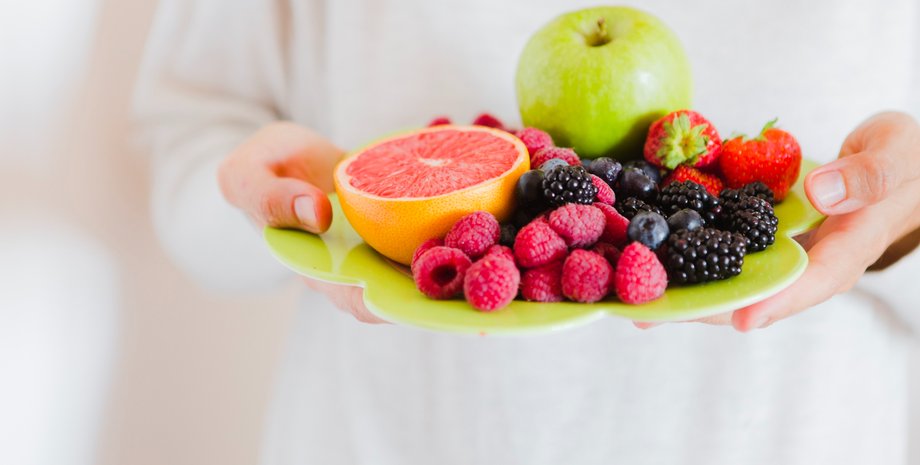 Тарелка фруктов в руках