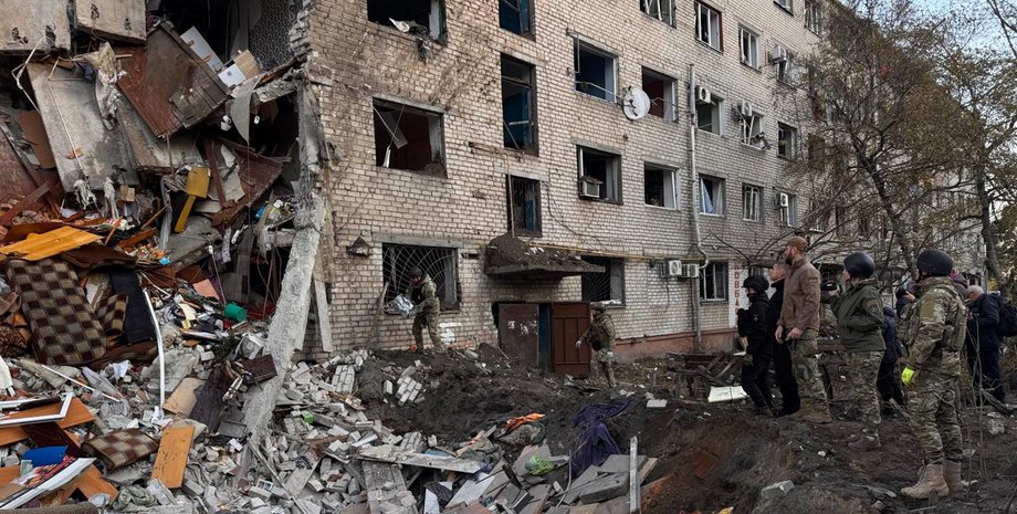 Sdílet: Rusové zaútočili na regionální centrum raketami a UAV. Zasaženy byly obj...