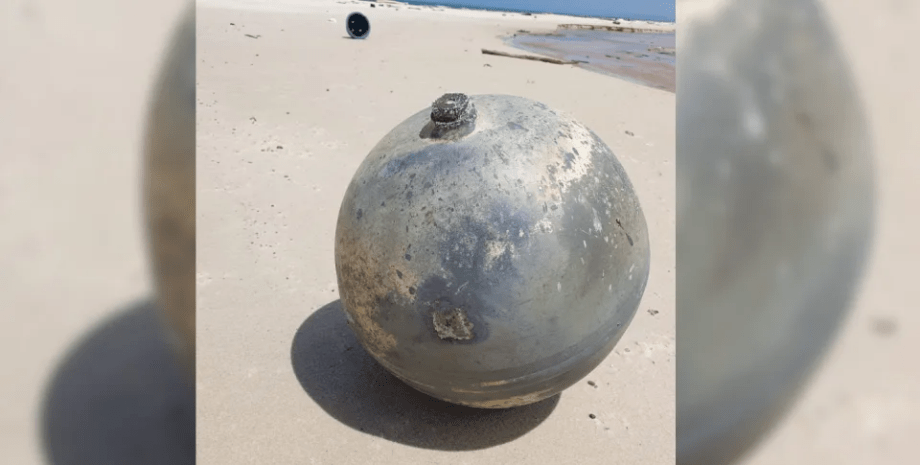 Металлически шар, таинственный шар, выбросило на пляж, выбросило на берег, необычная находка, топливный бак, с другой планеты, часть ракеты