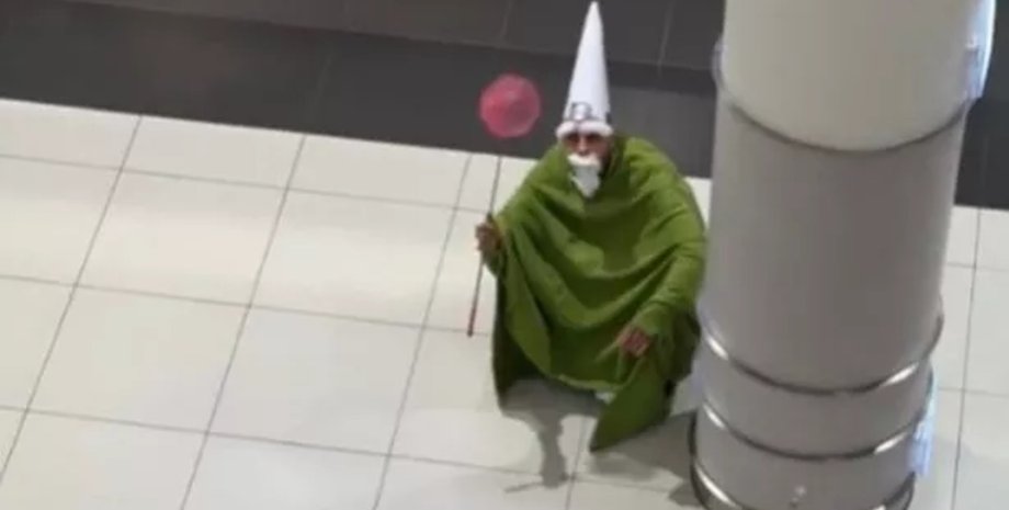 Мужчина в костюме гнома, костюм гнома, гном в торговом центре, запрет, знак с запретом,