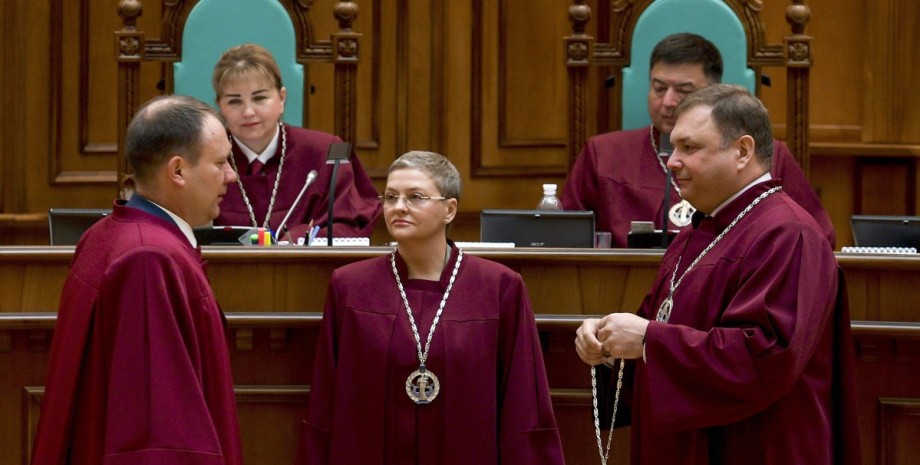 Судья Конституционного суда Олег Первомайский получает судейский нагрудный знак Пенсии, деньги, выплаты, судьи, Украина, фото