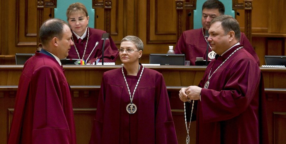 Пенсії, гроші, виплати, судді, Україна, фото