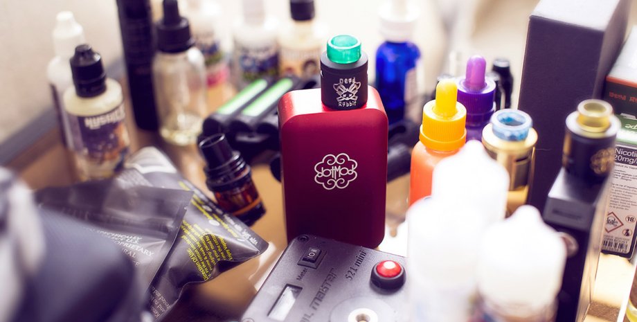 Зареєстровано законопроєкт, що передбачає заборону виробництва, імпорту та продажу електронних сигарет Пропонується заборона на виробництво, обіг, імпорт та продаж електронних сигарет, заправних контейнерів і рідин до них