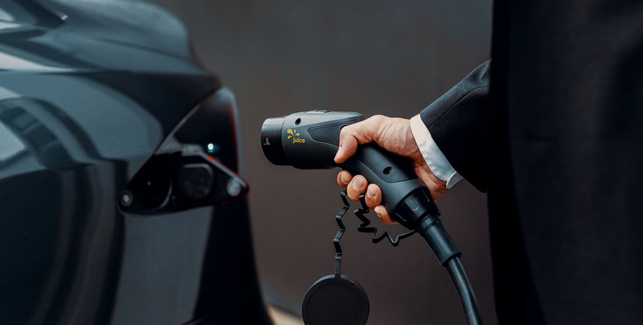 Зарядка, електрокар, електромобіль, зарядний пристрій