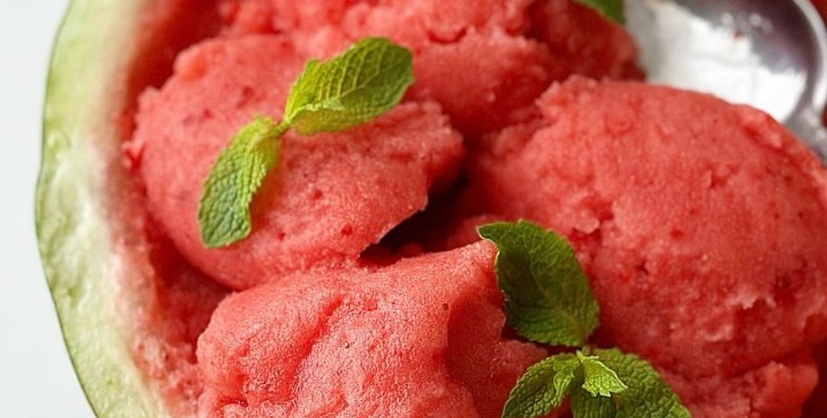 арбузное мороженое, десерт из арбуза