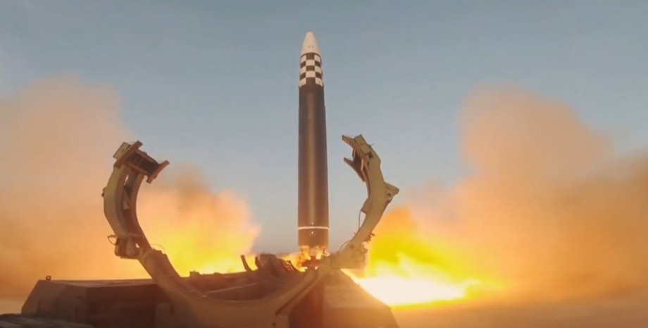 запуск корейської ракети "Хвасонпхо-17"