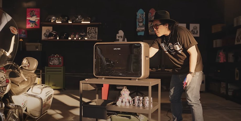 Мужчина с 3D-принтером EufyMake E1 от Anker в мастерской