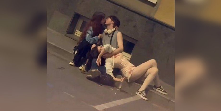 Снимок вдохновил художников и превратился в живописные и графические версии