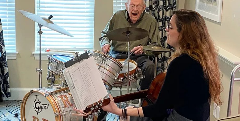 100-летний мужчина, 100-летний барабанщик, юбилей, секрет долголетия, барабаны, дом престарелых, крепкое здоровье, музыкант