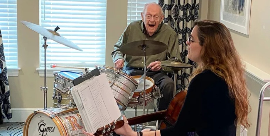100-річний чоловік, 100-річний барабанщик, ювілей, секрет довголіття, барабани, будинок престарілих, міцне здоров'я, музикант