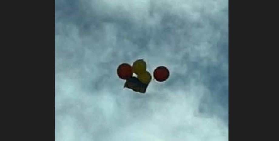 повітряні кулі з прапором України, червона площа, акція в Москві