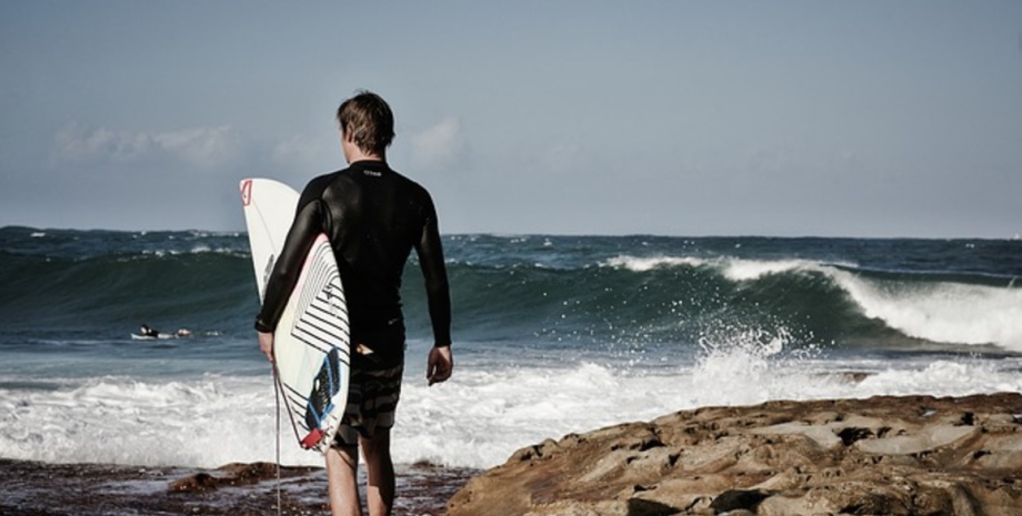 В мережі пореготали з курйозного епізоду Чоловік пішов серфити на морі та припустився "великої помилки": повернувся додому іншим