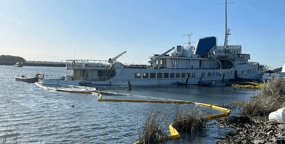 Старий круїзний лайнер, круїзний лайнер, затонув круїзний лайнер, витратили мільйон на реставрацію, старе судно, старий корабель